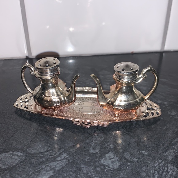 Vintage miniature, Minnesota salt and pepper, tea, pot, and tray - Picture 3 of 5